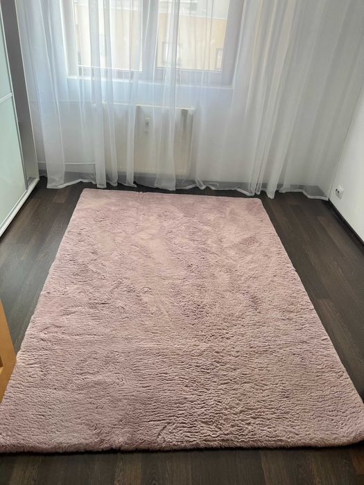 Covor roz pudra, 160x230 , stare f buna, putin folosit ,  180  lei