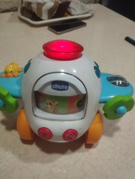 Продаю самолёт. Он поёт песню. Имитирует полёт .