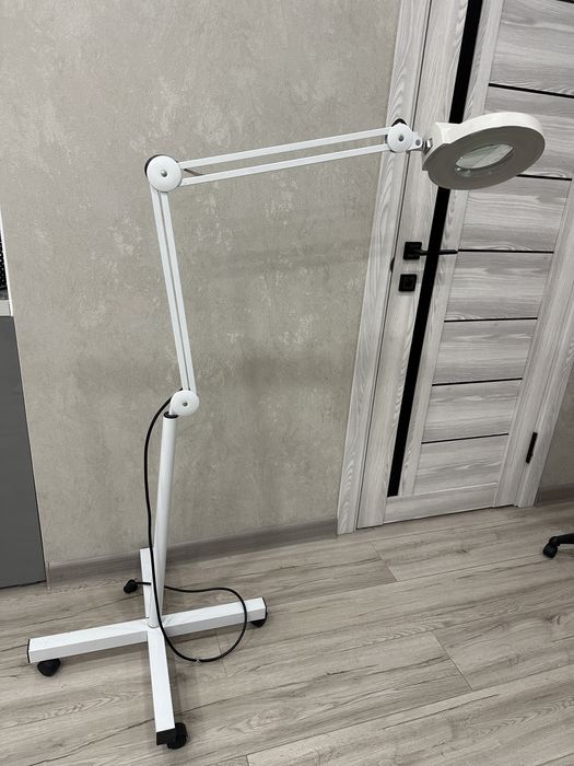 Продам лампу-лупу в отличном состоянии