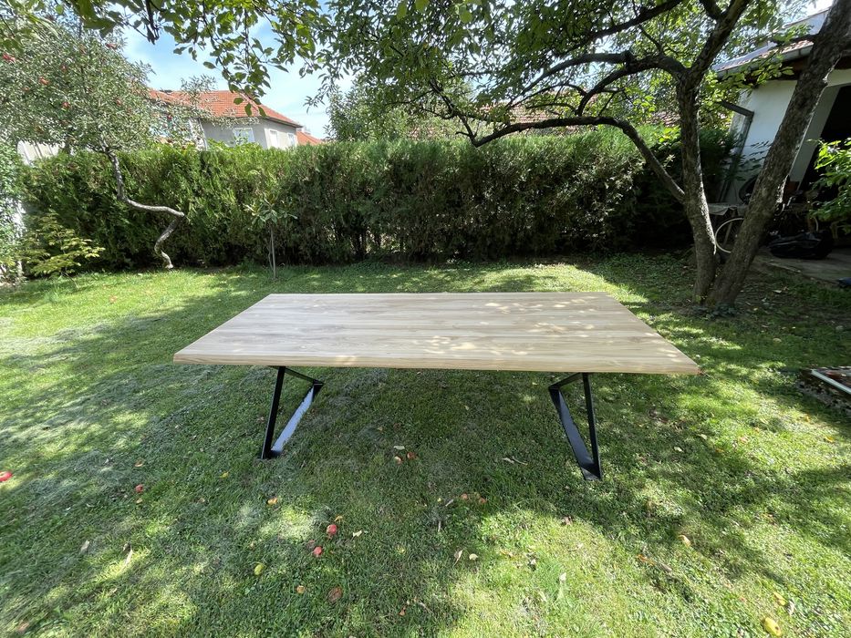 Маса от доб масив с естествен ръб