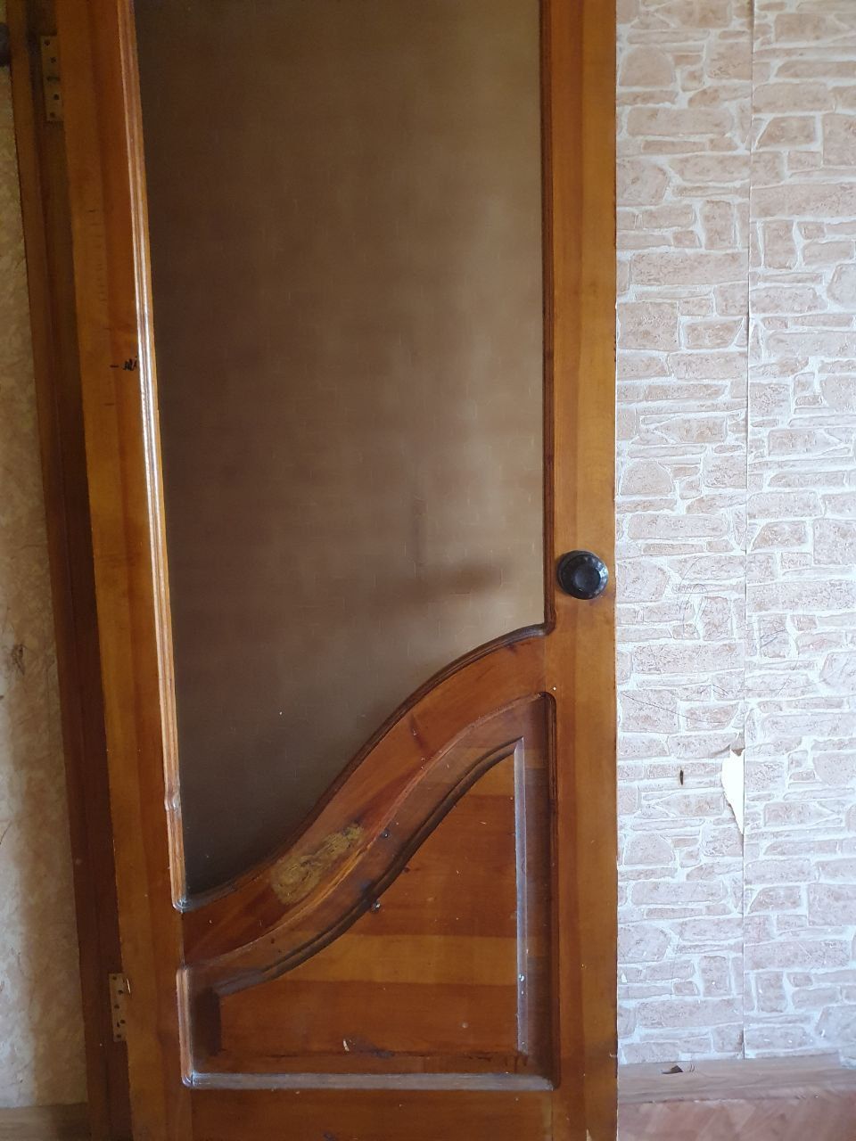Eshiklar sotiladi oynalari bilan