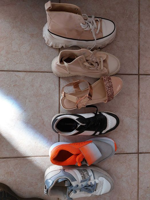 Vând încălțăminte sport