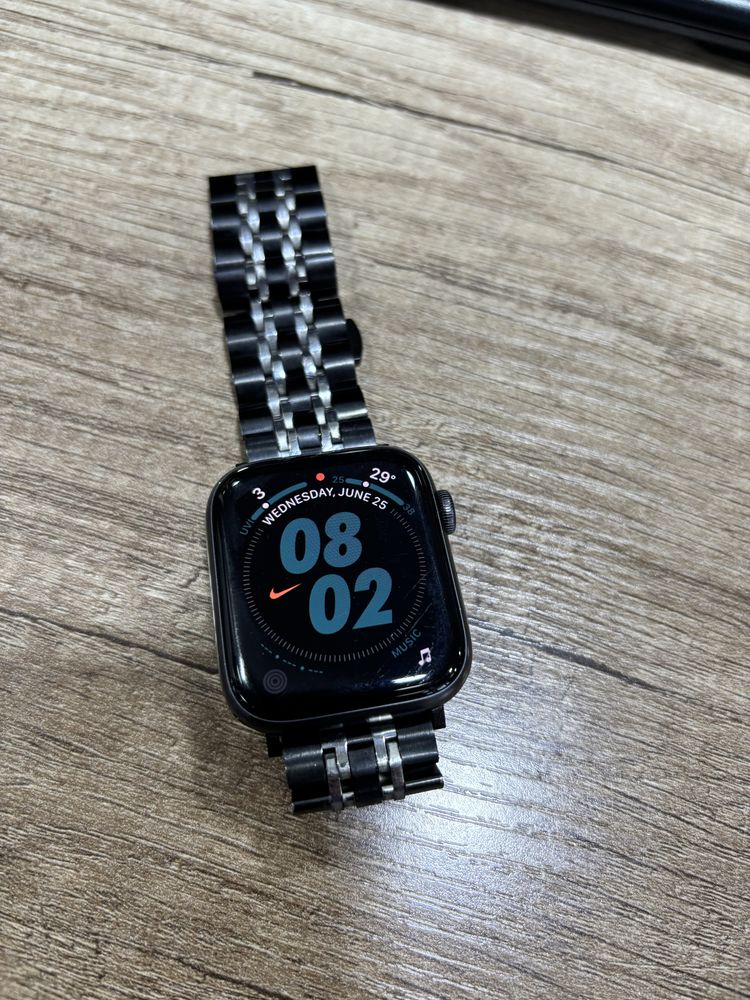 IPhone 15 128gb qora va Apple watch se 44dyumli sotiladi