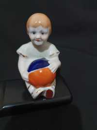 Продаю фарфоровую статуэтку девочка с мячом