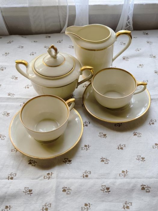 Чаши за чай, захарница и каничка