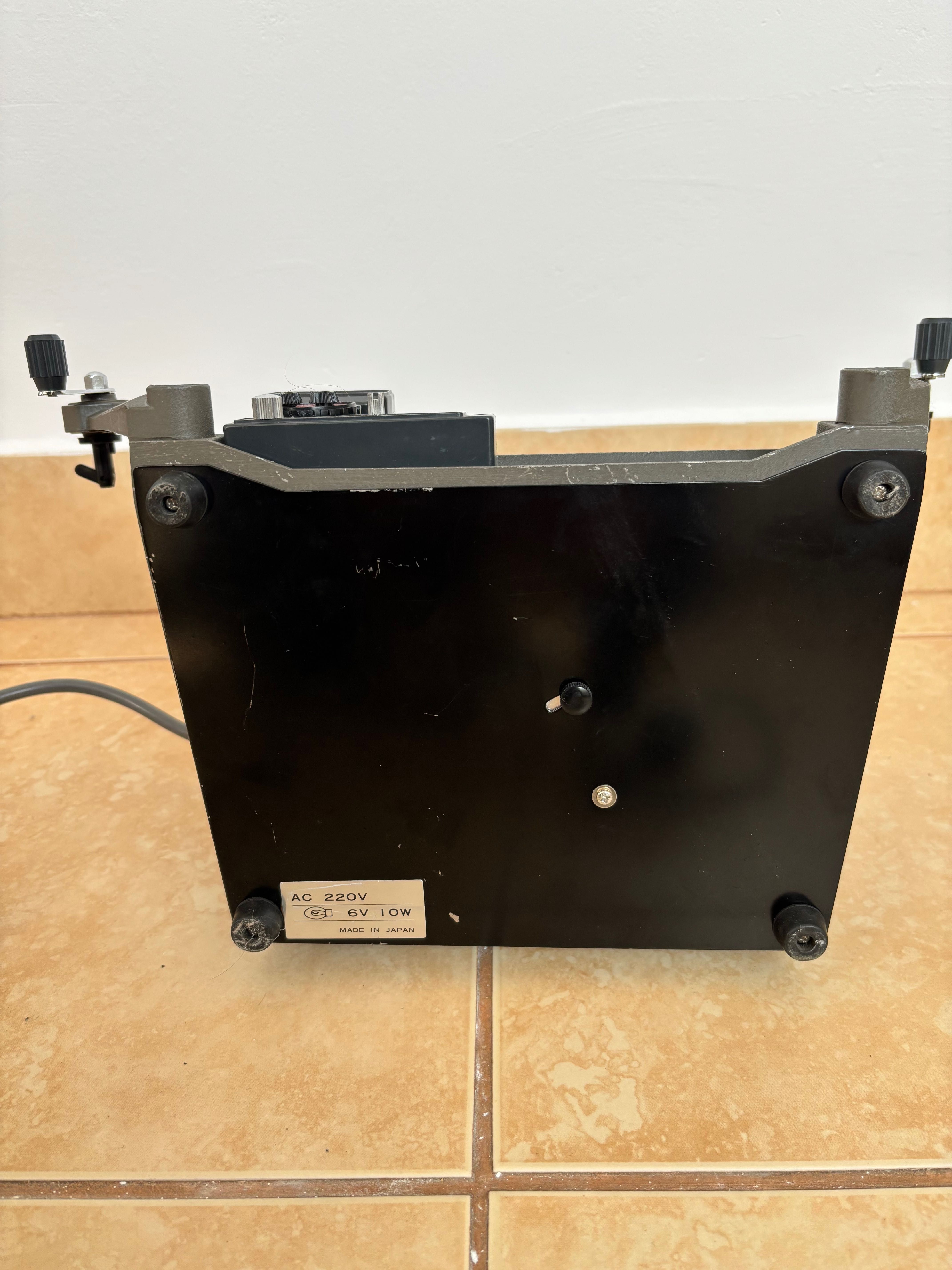 Revue Universal 130 pentru vizionarea filmelor Super 8