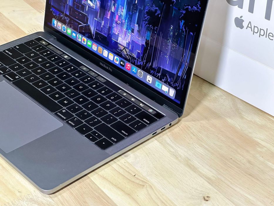 MacBook Pro cu TouchBar impecabil