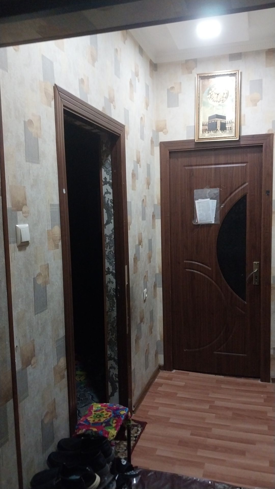 Продаётся 2 комнатный квартира 2ой этаж. Отличный локатция!