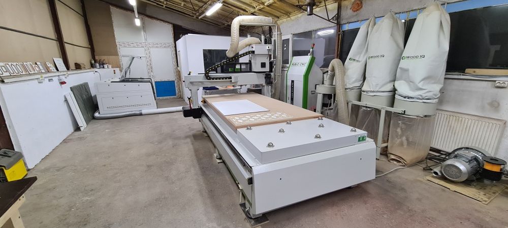 Producem panouri slatwall accesorii GSM vitrine expunere magazin