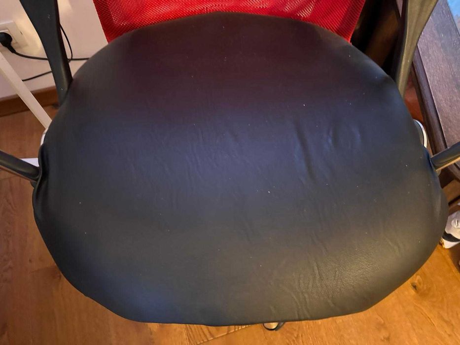 scaun birou negru cu rosu