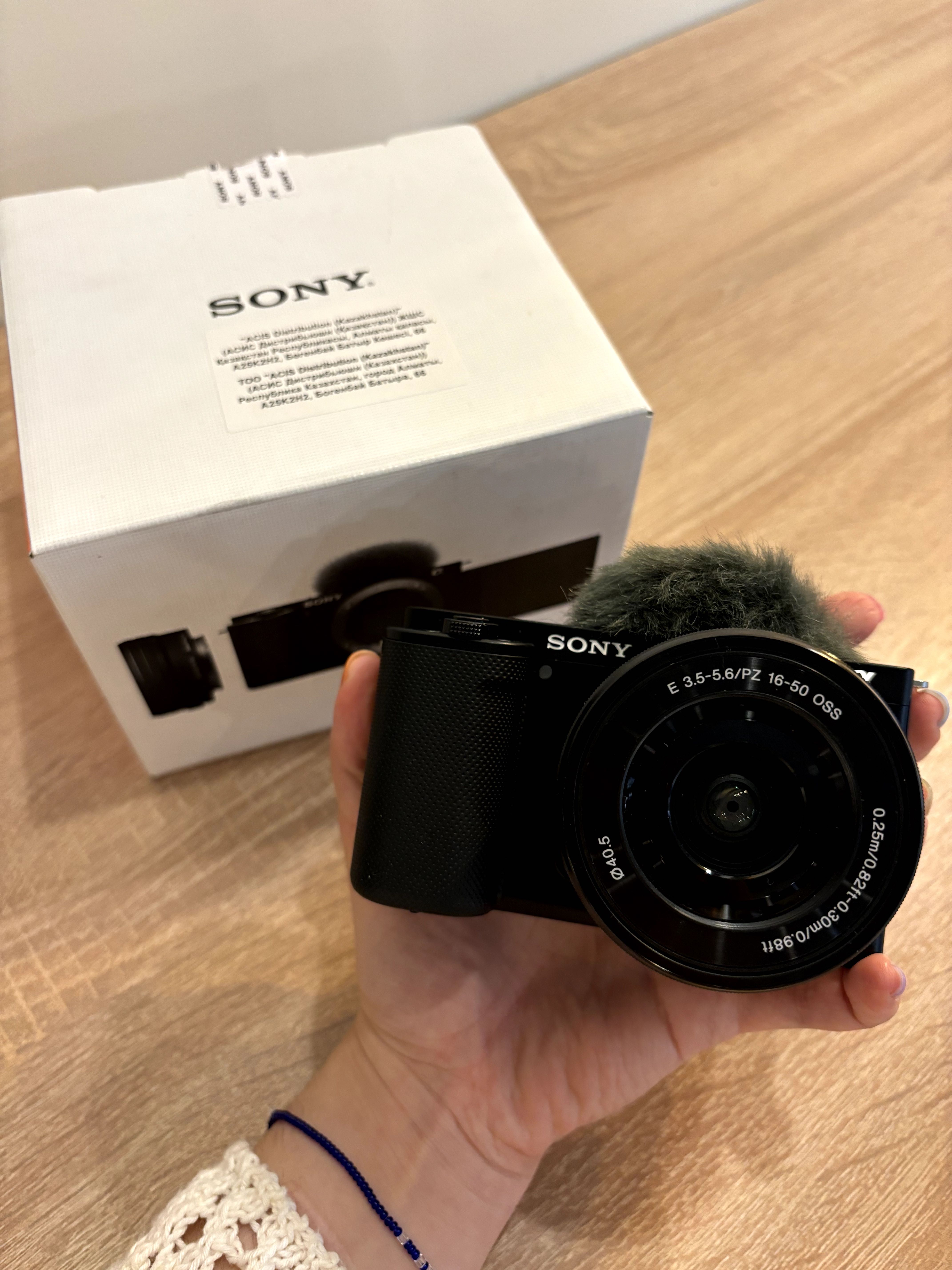 Sony ZV-E10 ( vlog camera)