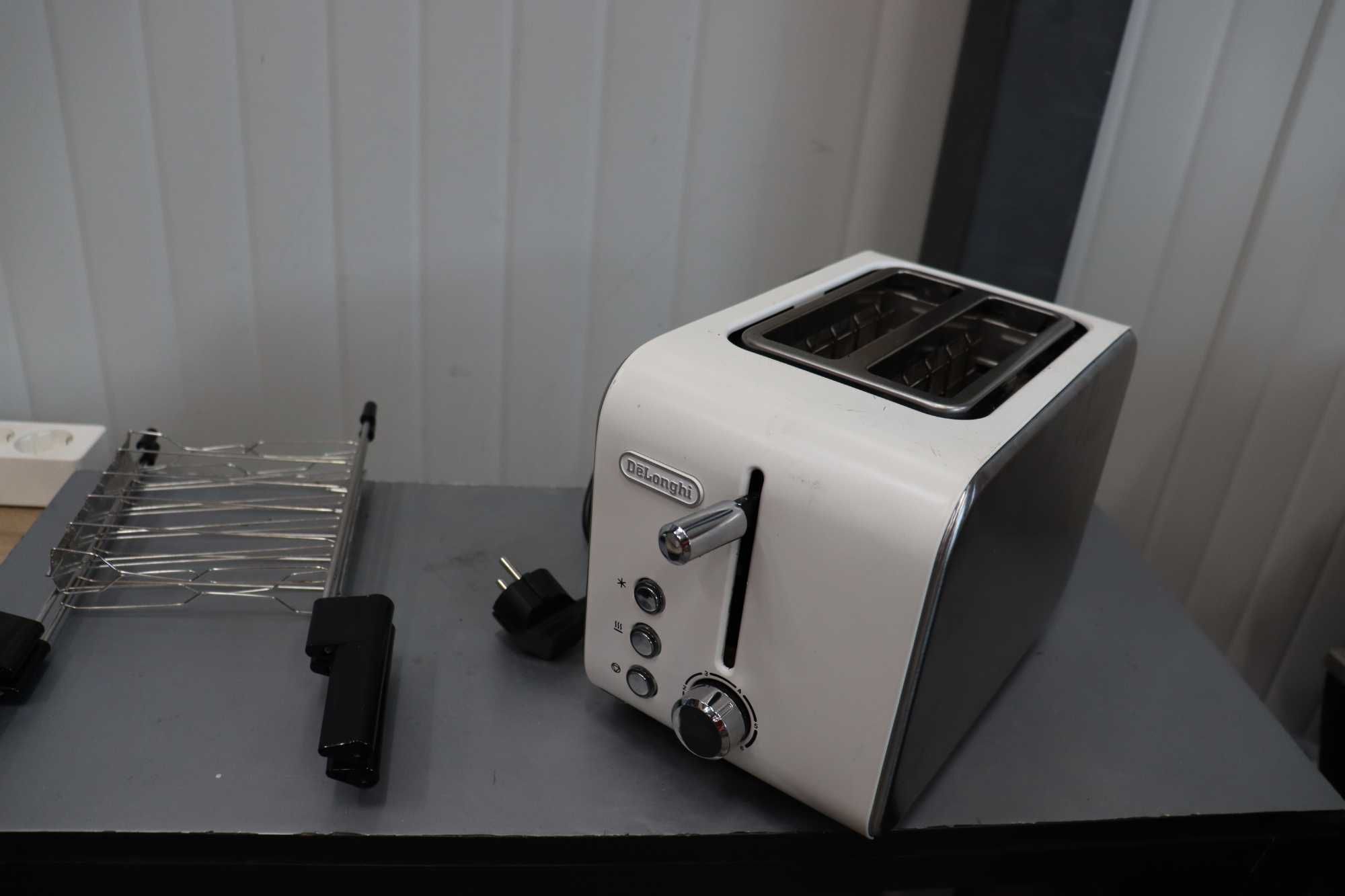 De'Longhi Тостер с щипки,3 функции, 550W , сребрист, НЕ РАБОТИ!