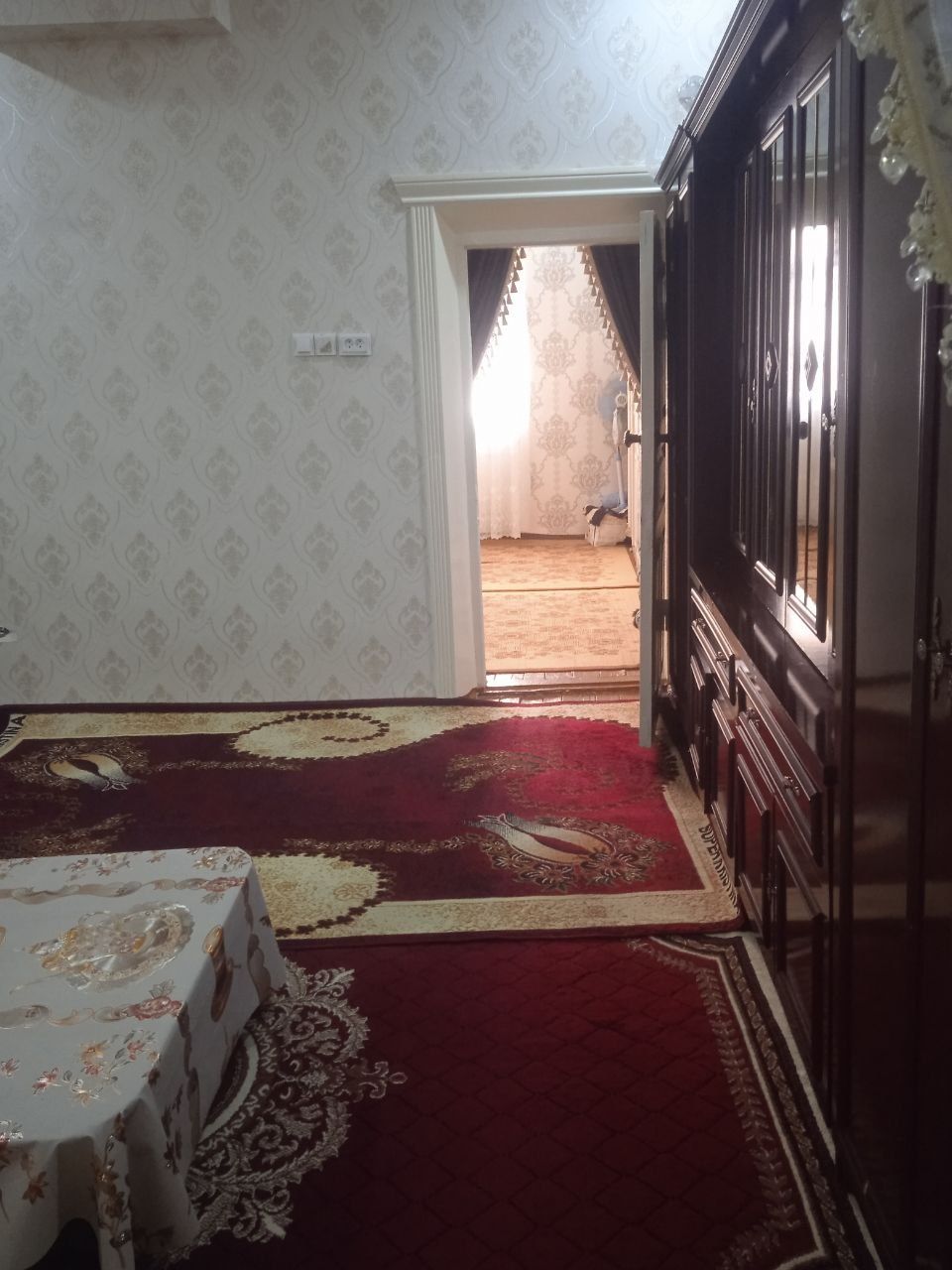 Уй сотилади Шахар центиридан.