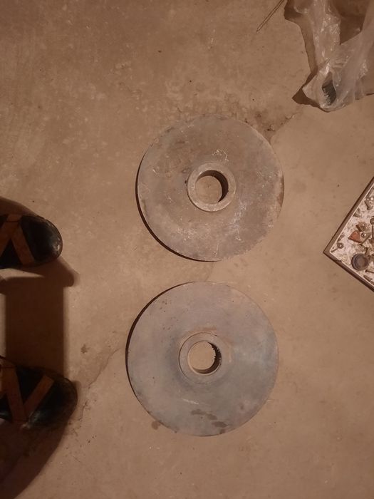 Продам две. Блины. металлические диски для штанги. По 20 кг каждый