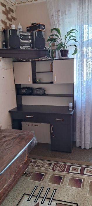 Продаеться письменой стол