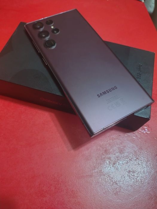 Samsung Galaxy S22 Ultra 5G burgundy