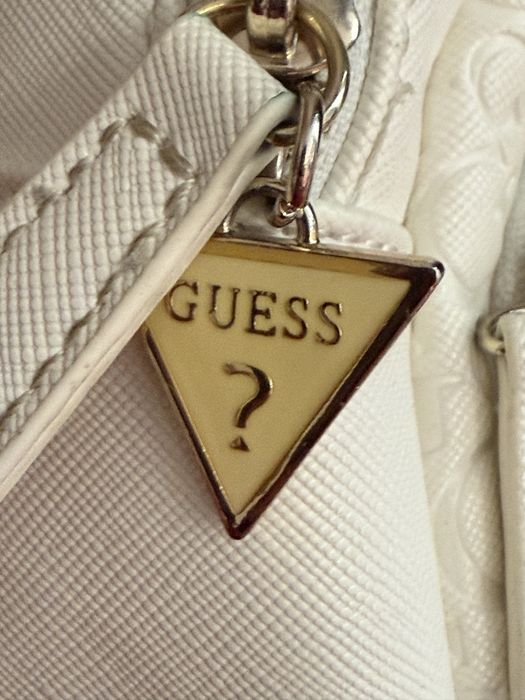 Бяла чанта Guess с златни елементи