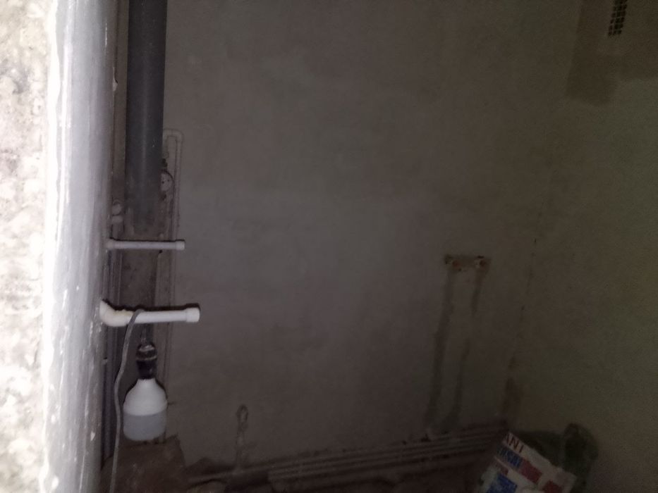 2/4/4 Kvartira 58 kv Chirchiq shaxar Troysikiy 14-maktab oldida