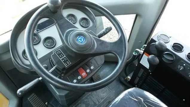Продаем фронтальный погрузчик XCMG LW300FN