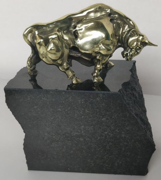 Бронзови пластики с поставка естествен камък блокче черен гранит