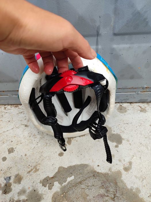 Детска каска за велосипед.