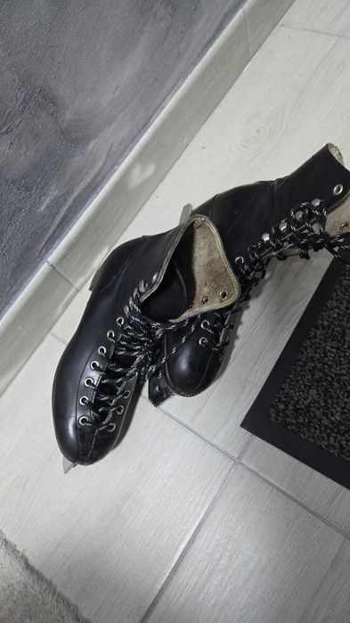Vând patine damă negre din piele