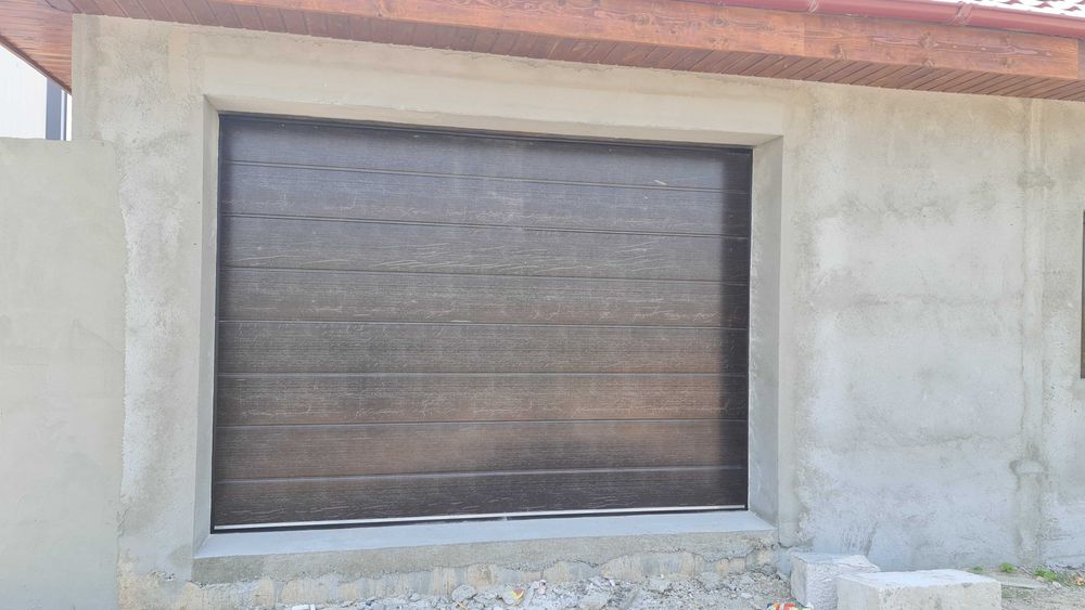 Usi garaj cu deschidere automata pe tavan cu telecomanda gaesti