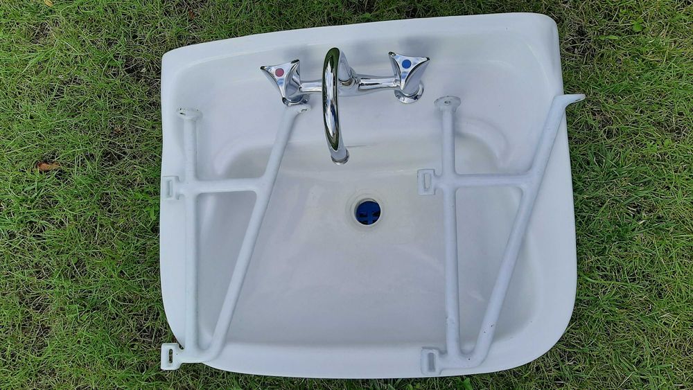 Set lavoar baie ceramica. 2 x Suporti Fixare. Baterie. 2 x Racorduri