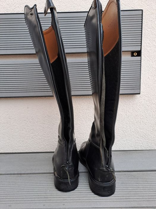 Cizme pentru călărie din piele.