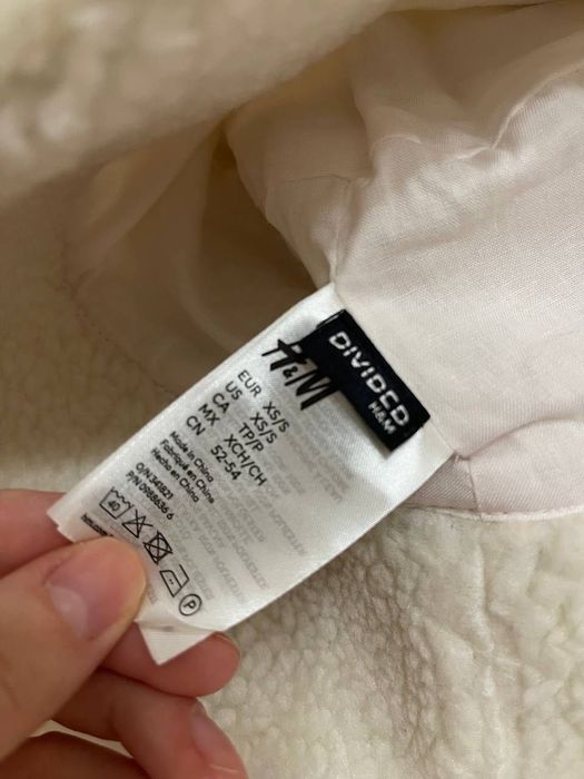 Плюшена шапка тип панама H&M, в стил teddy, бяла на цвят.
