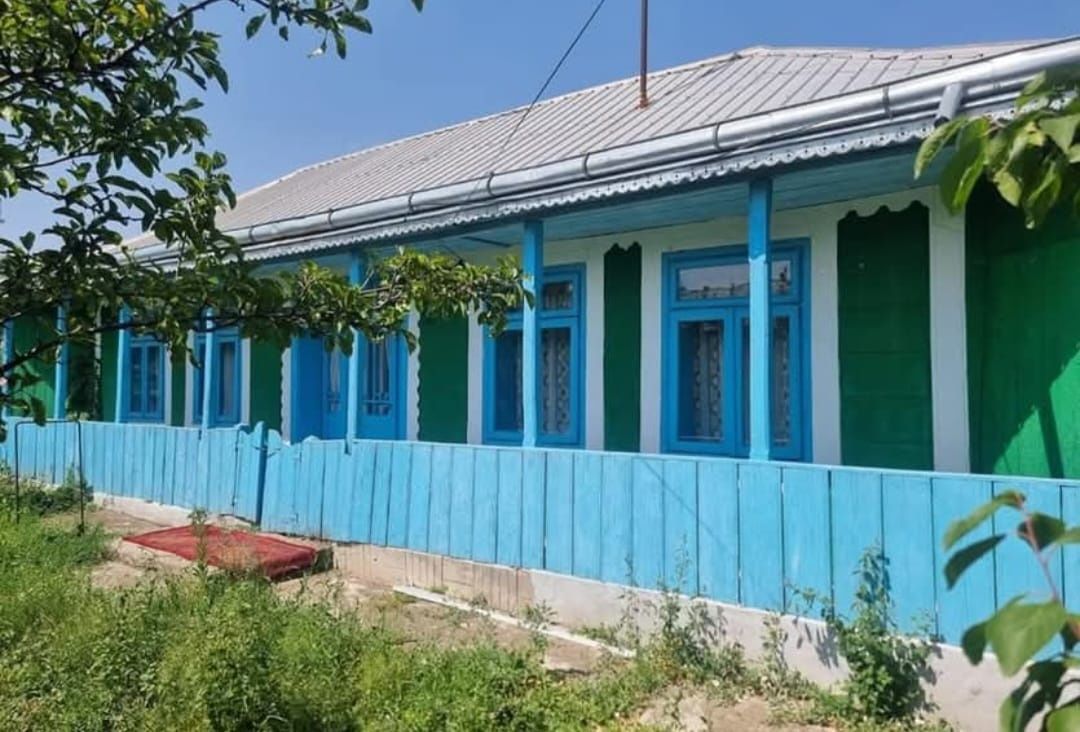 Teren intravilan+ casa bătrânească cu toate utilitățile