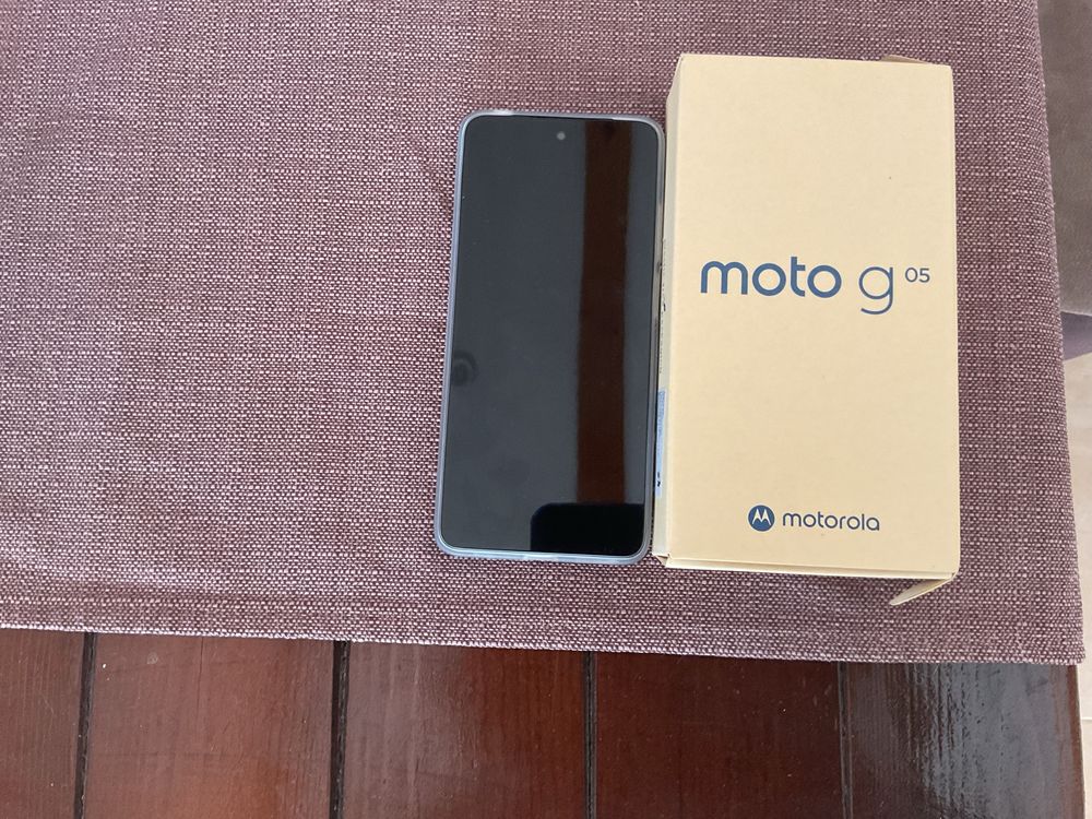 Продавам нов моторола Moto G05 – 128GB, Android 15 + слушалки ttec