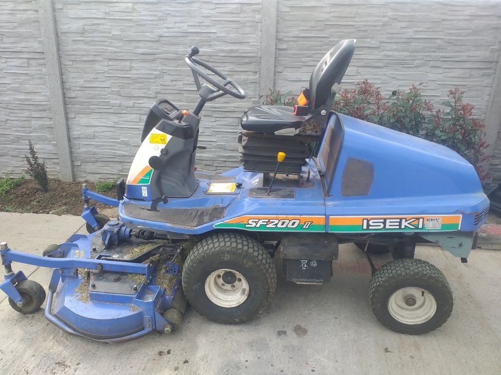 Tractoras tuns iarba