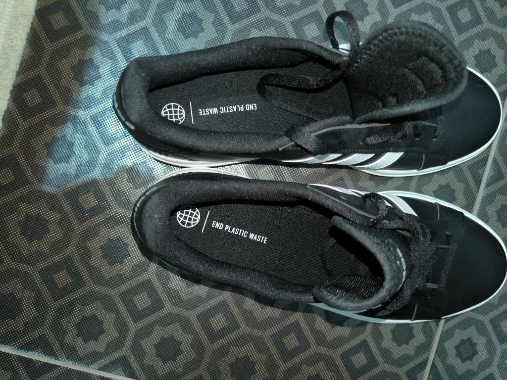 Обувки Adidas чисто нови