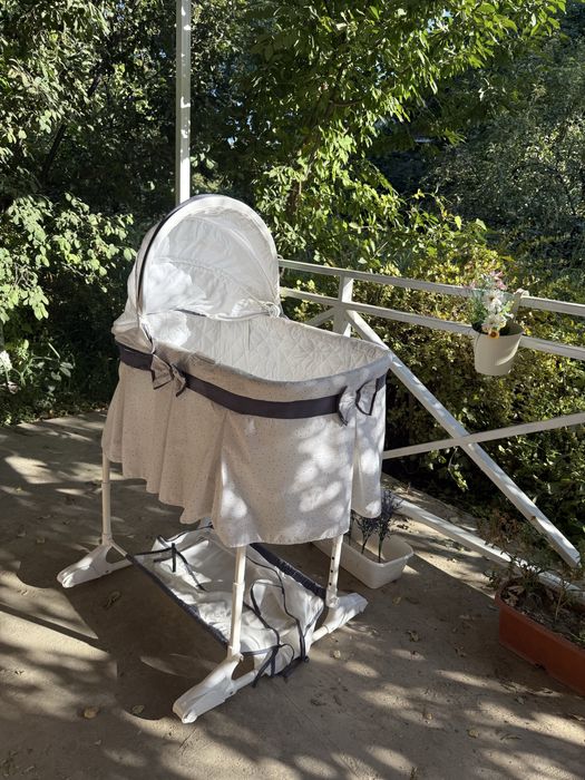 Продается детская люлька , столик, авто кресло .