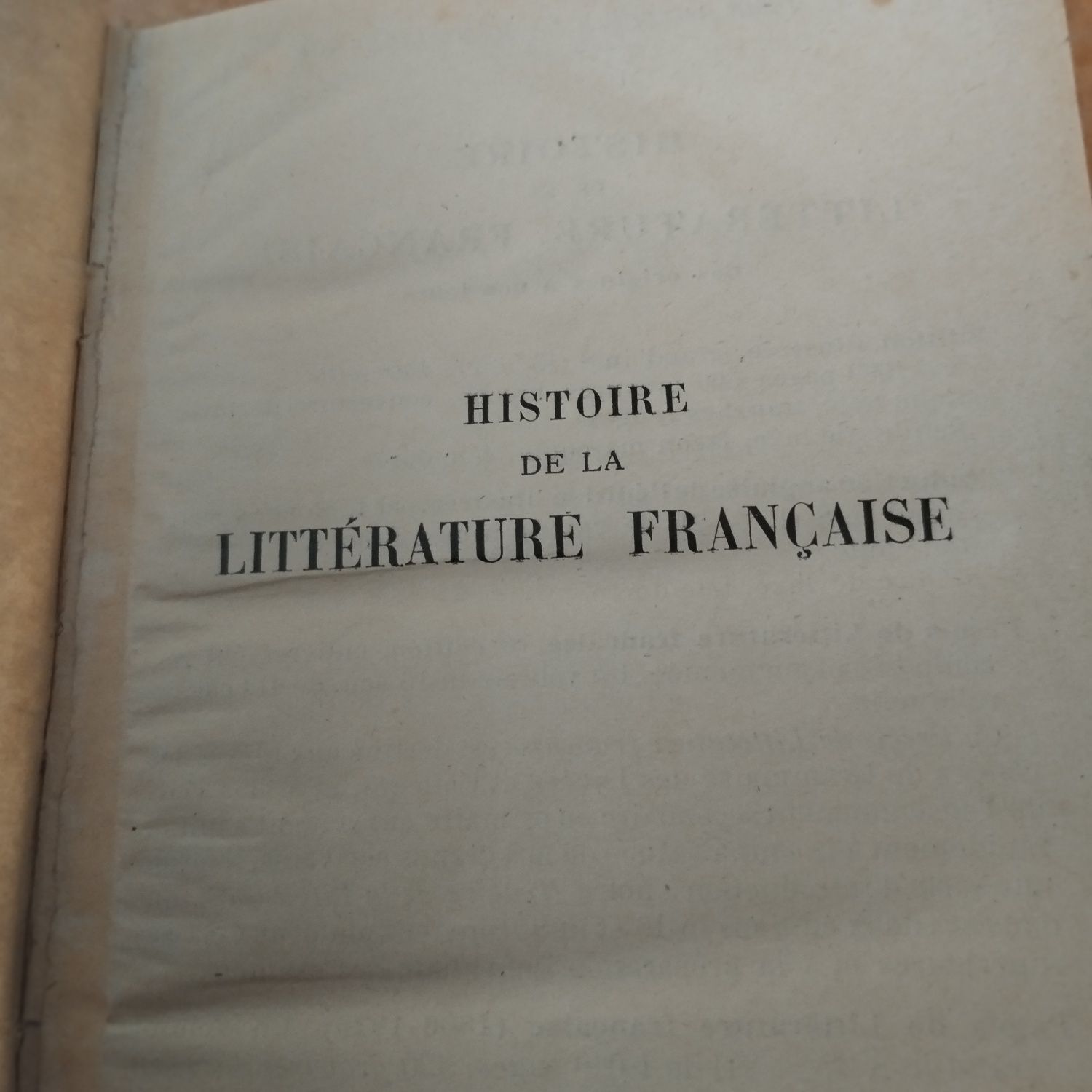 Продавам книгата "История на френската литература"