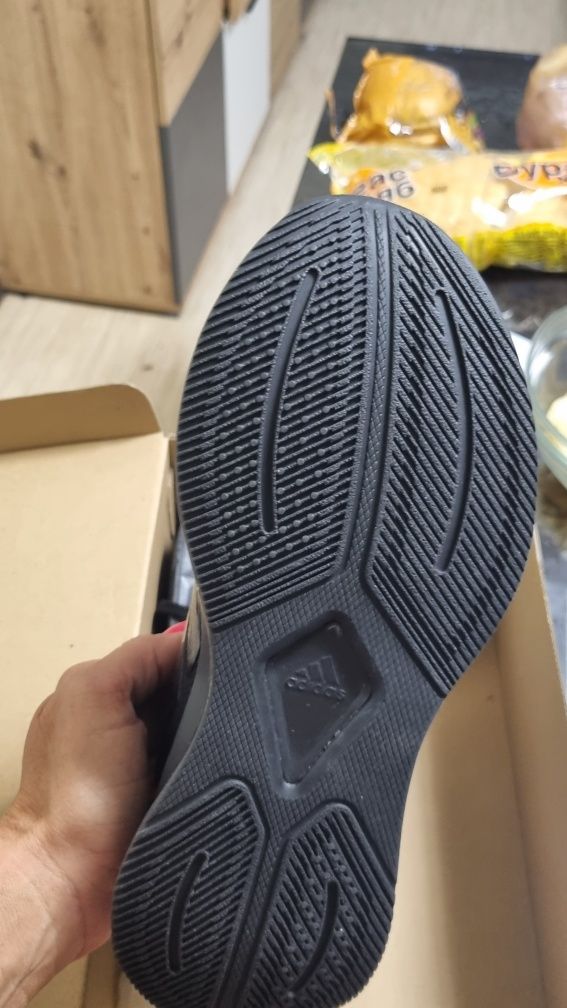 Чисто нови маратонки Adidas