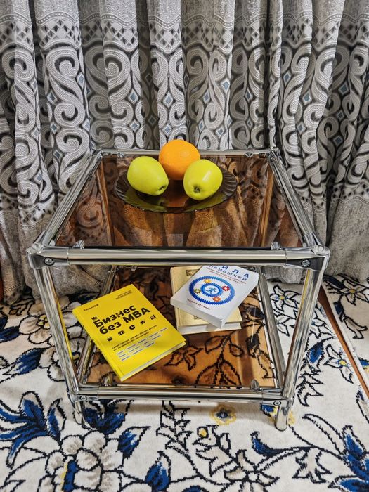 Журнальный столик 530000 сум.