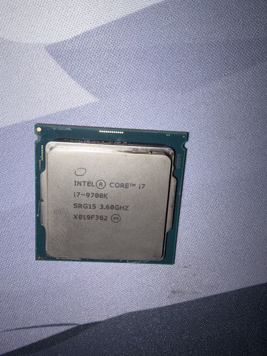 Vand procesor i7 9700K