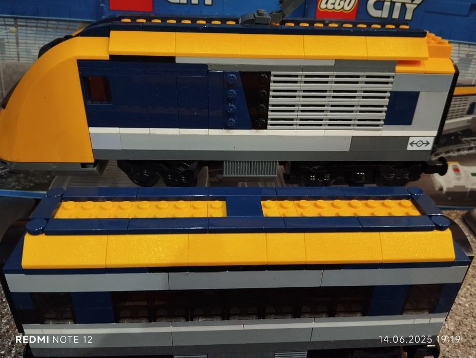 Детский конструктор Пассажирский поезд ЛЕГО