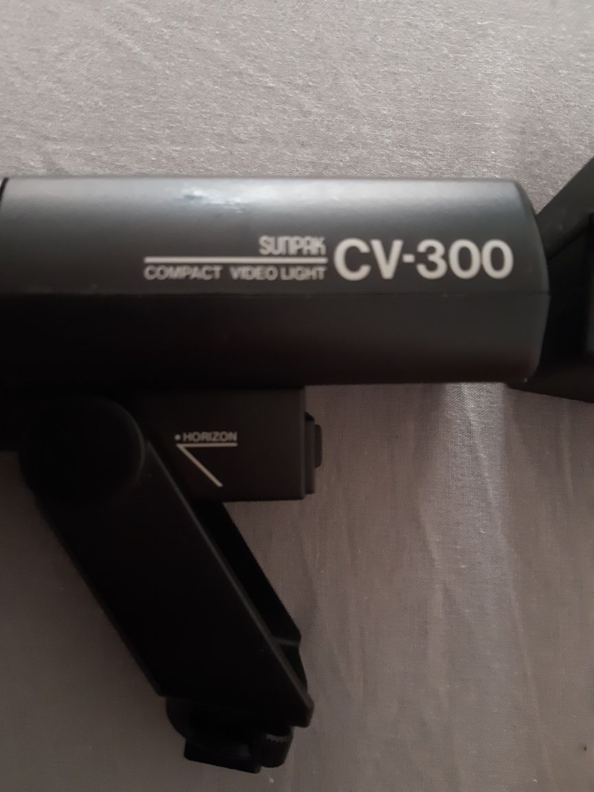 Lanterna profesională marca SUNPAK model CV-300pentru camera de filmat