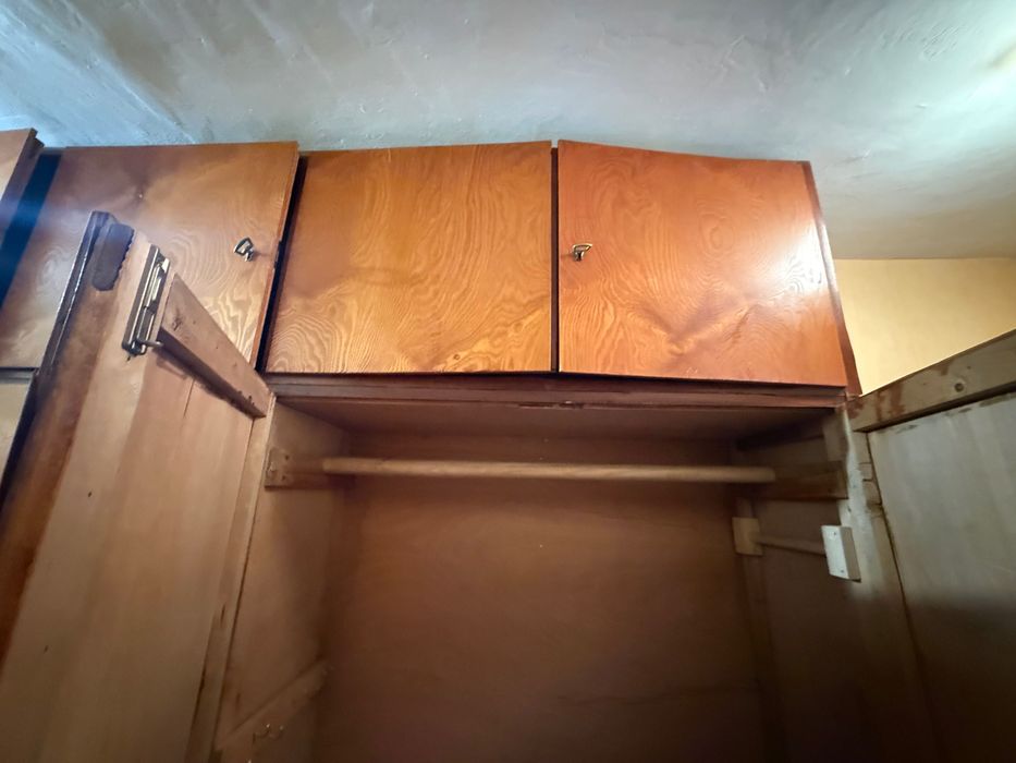 Двукрилен гардероб с надстройка