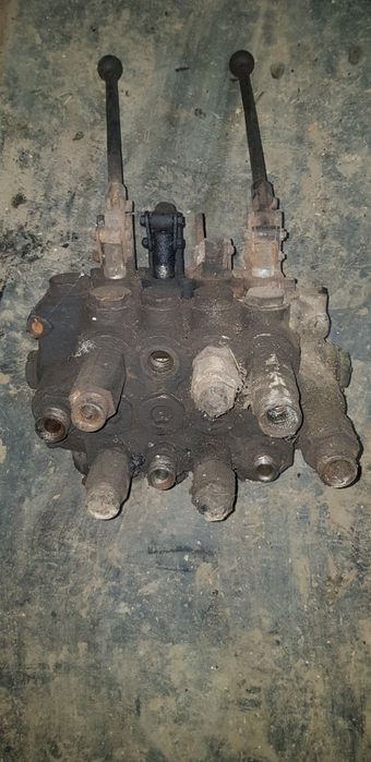 Distribuitoare hidraulice cu 1,2,3,4,5 comenzi, dublu sens