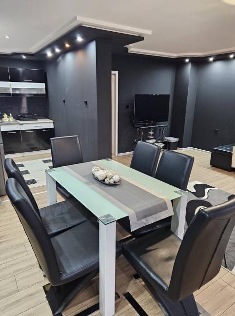 Луксозен тристаен апартамент в кв. Кючук Париж