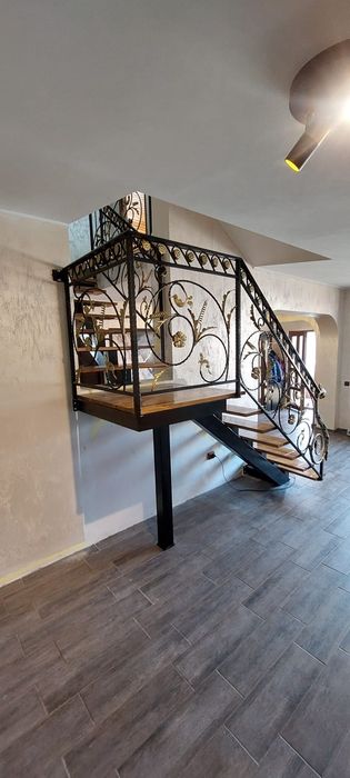 Scari metalice cu trepte din lemn