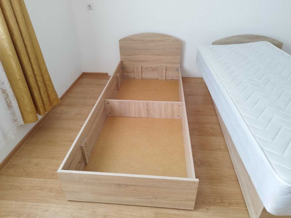 Единични легла с матраци в добро състояние