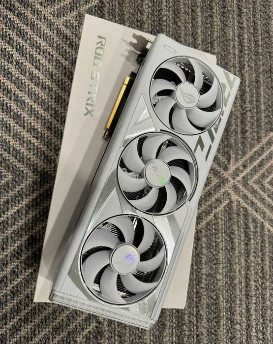 Геймърска видеокарта ASUS ROG Strix GeForce RTX 4090 White OC Edition