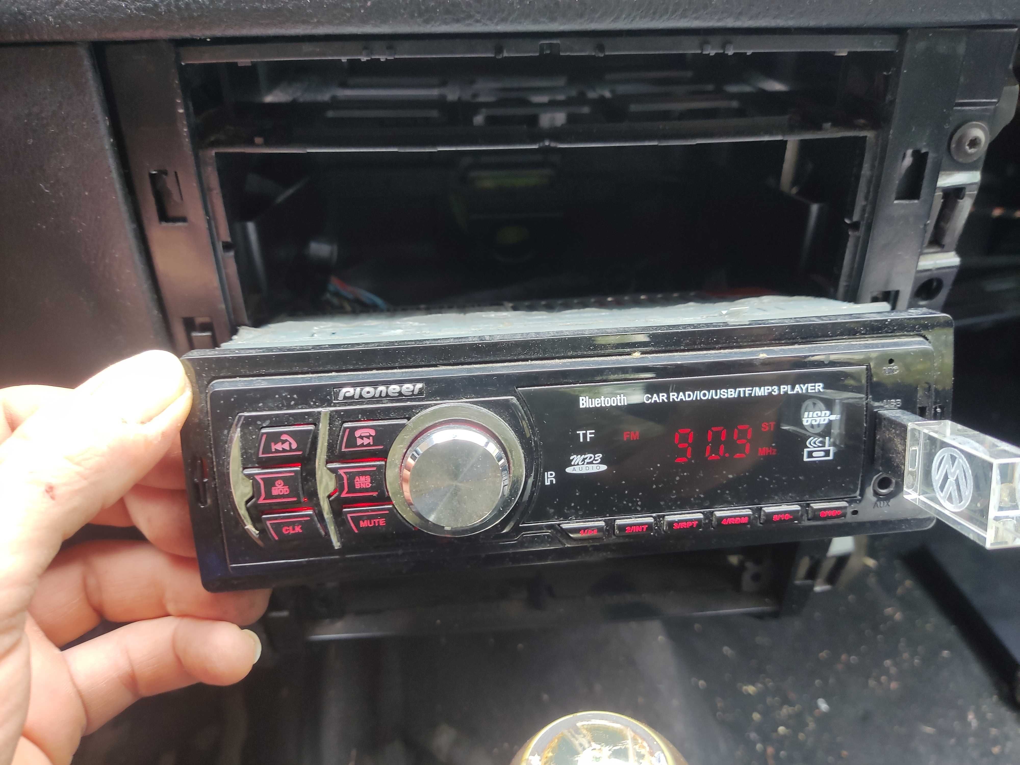 Продавам авто радио Pioneer с USB