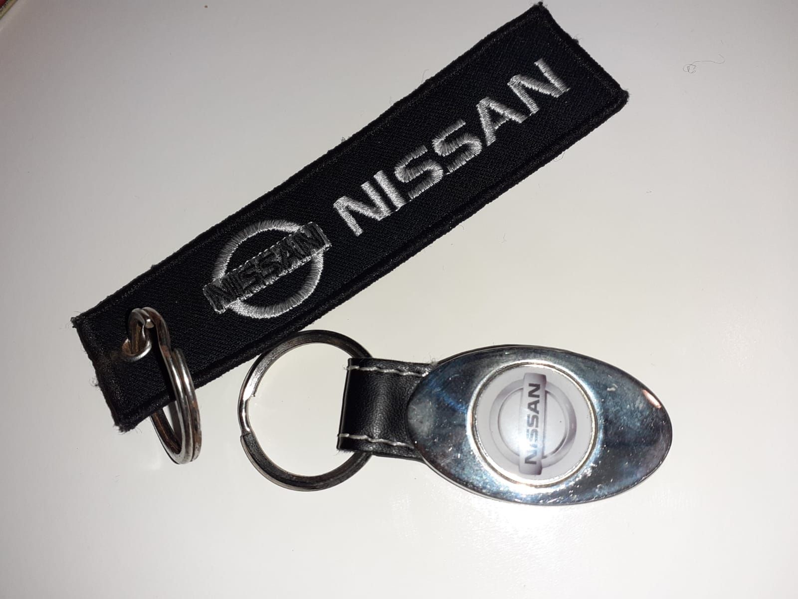 2 brelocuri cu emblema Nissan