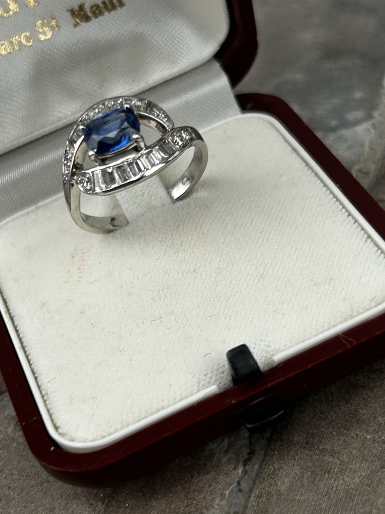 Inel din aur 18k diamante baghete si safir